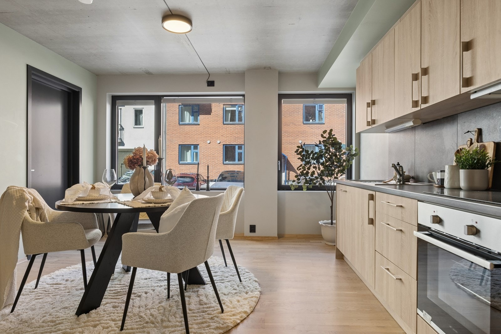 Vinduene er utført i malt tre med 3-lags glass for god isolasjon. Galleribilde