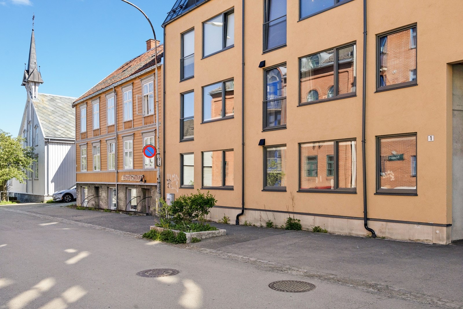 Bygget er oppført i 2022 med hovedkonstruksjon i betong og pussede fasader. Galleribilde