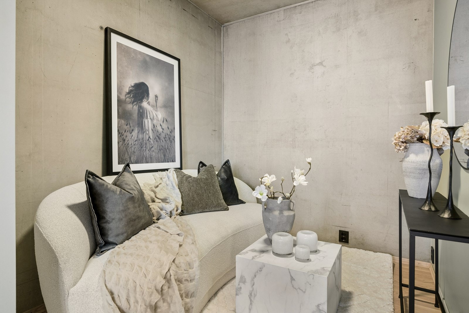 En egen sone for sofagruppe, adskilt fra spiseplassen. Galleribilde