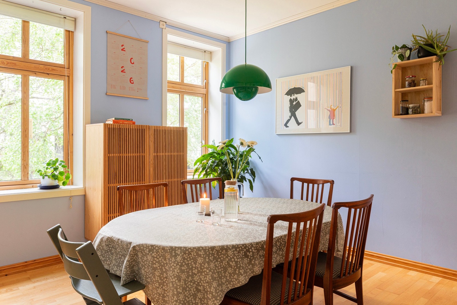 Stor spisestue, som er et naturlig samlingspunkt i boligen. Galleribilde