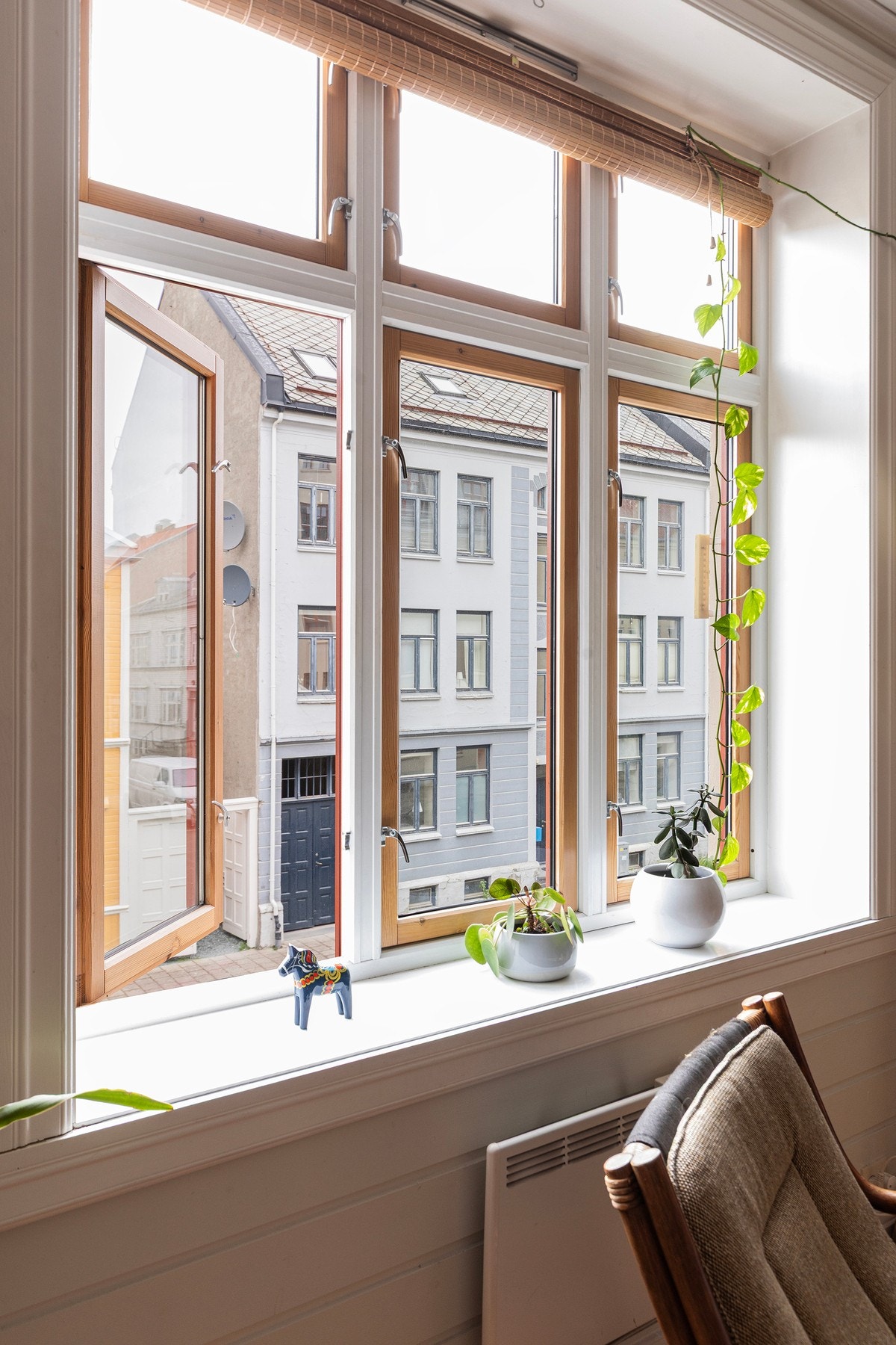 Store vindusflater med brede vindusposter, gir masse lys og luft. Galleribilde