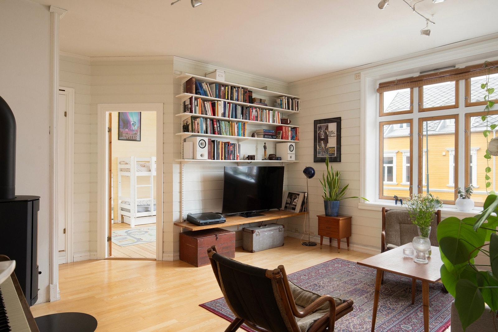Rehabilitert med nytt tak, renner og takvindu i 2021. Brannsikring av gården med nytt varslingsanlegg. Oppgradert med stålrør i pipe m.m. Galleribilde