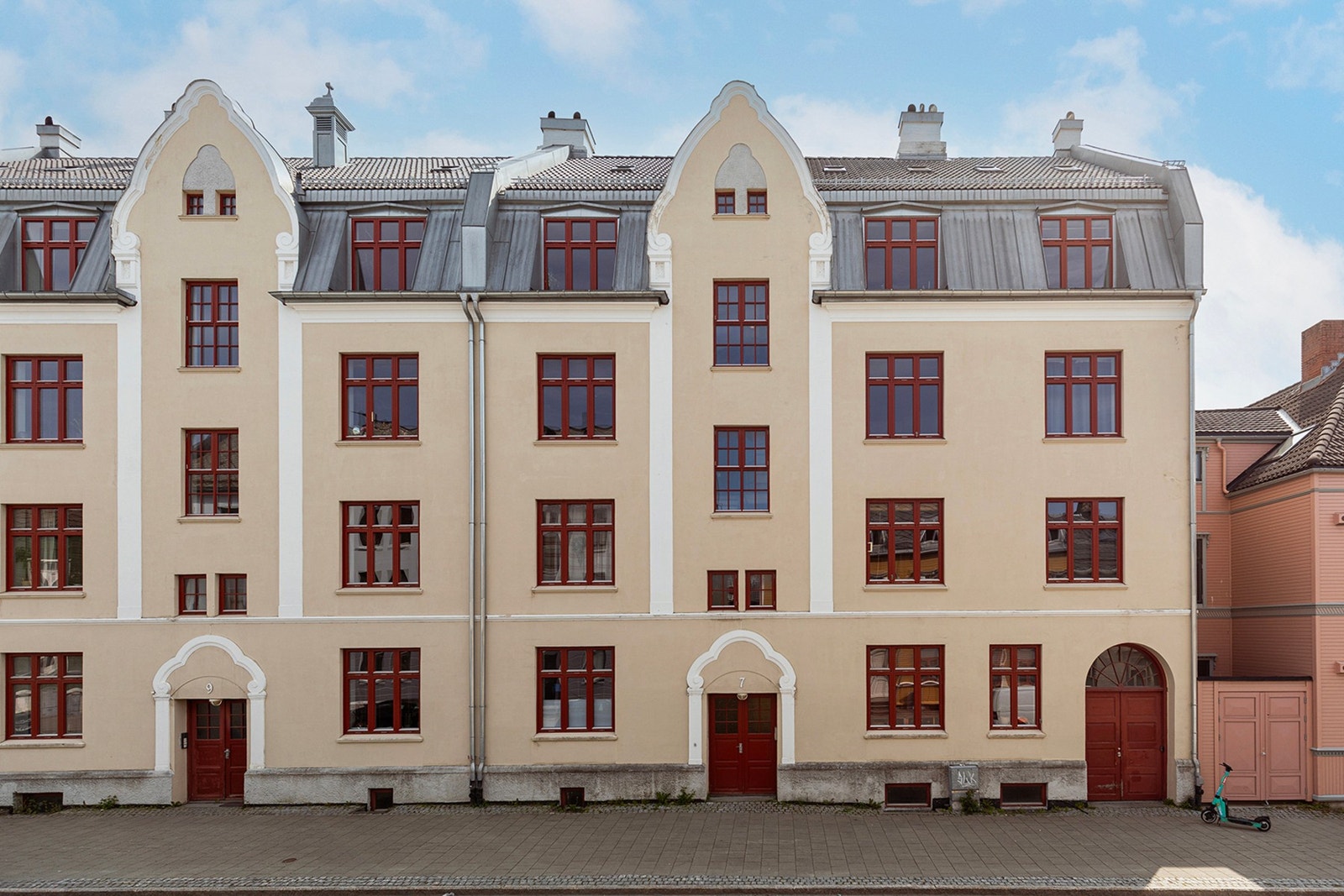 Romslig og velholdt 3-roms på 83 m² - Klassisk bygårdsarkitektur i nordisk nybarokk stil fra 1914. Nytt tak i 2021. Galleribilde