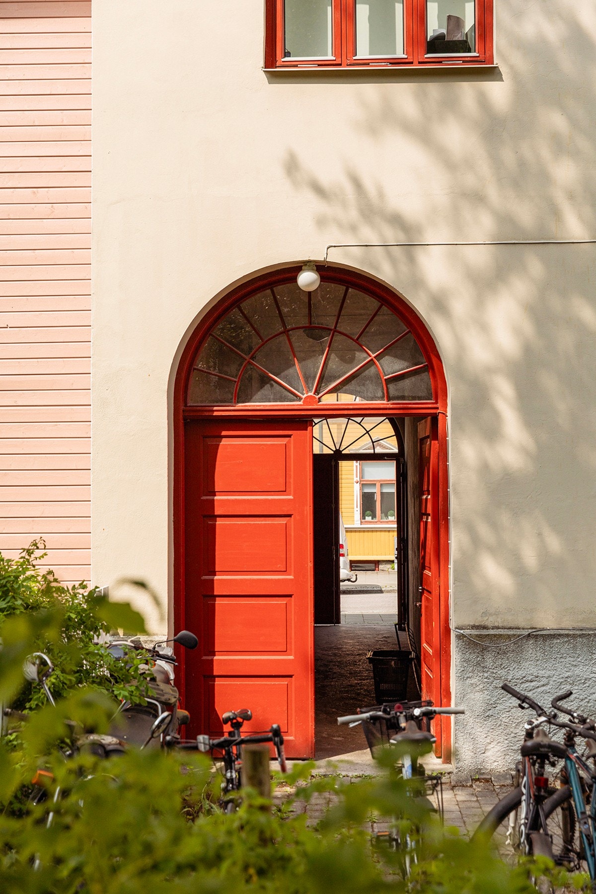 Kjennetegn på nybarokk stil er typisk buede portrom og inngangspartier. Galleribilde