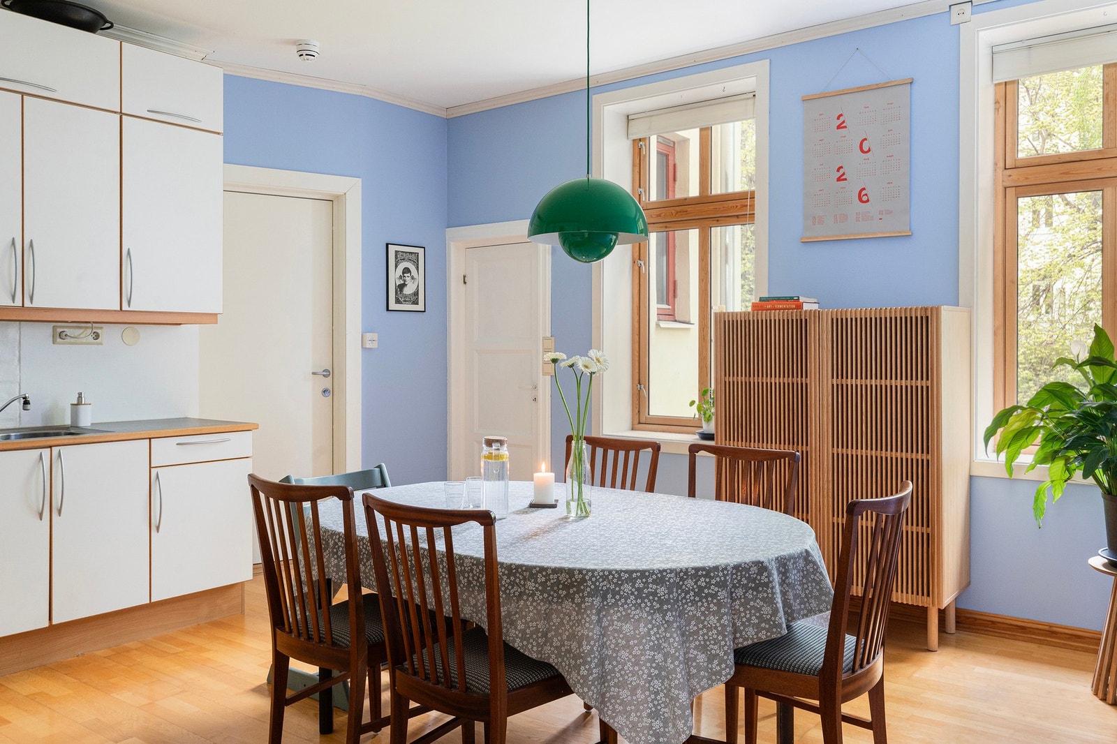 Dør til baktrapp, med trapp ned til bakgården som ble oppusset for noen år siden. Galleribilde
