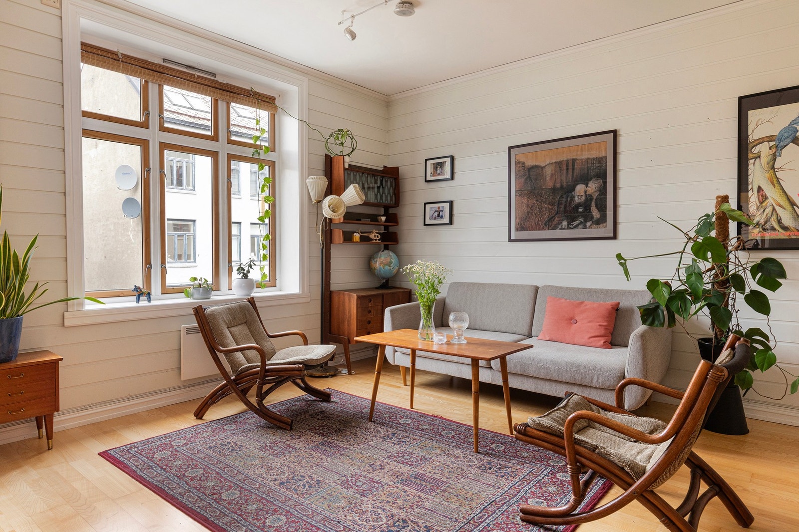 Lys og fin stue, med god takhøyde, store vindusflater og brede vindusposter. Galleribilde
