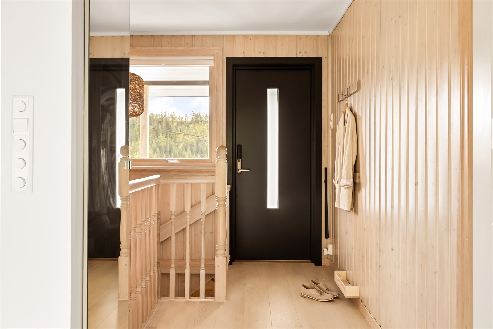 Åpen entré med trapp ned til kjelleretasjen. Galleribilde