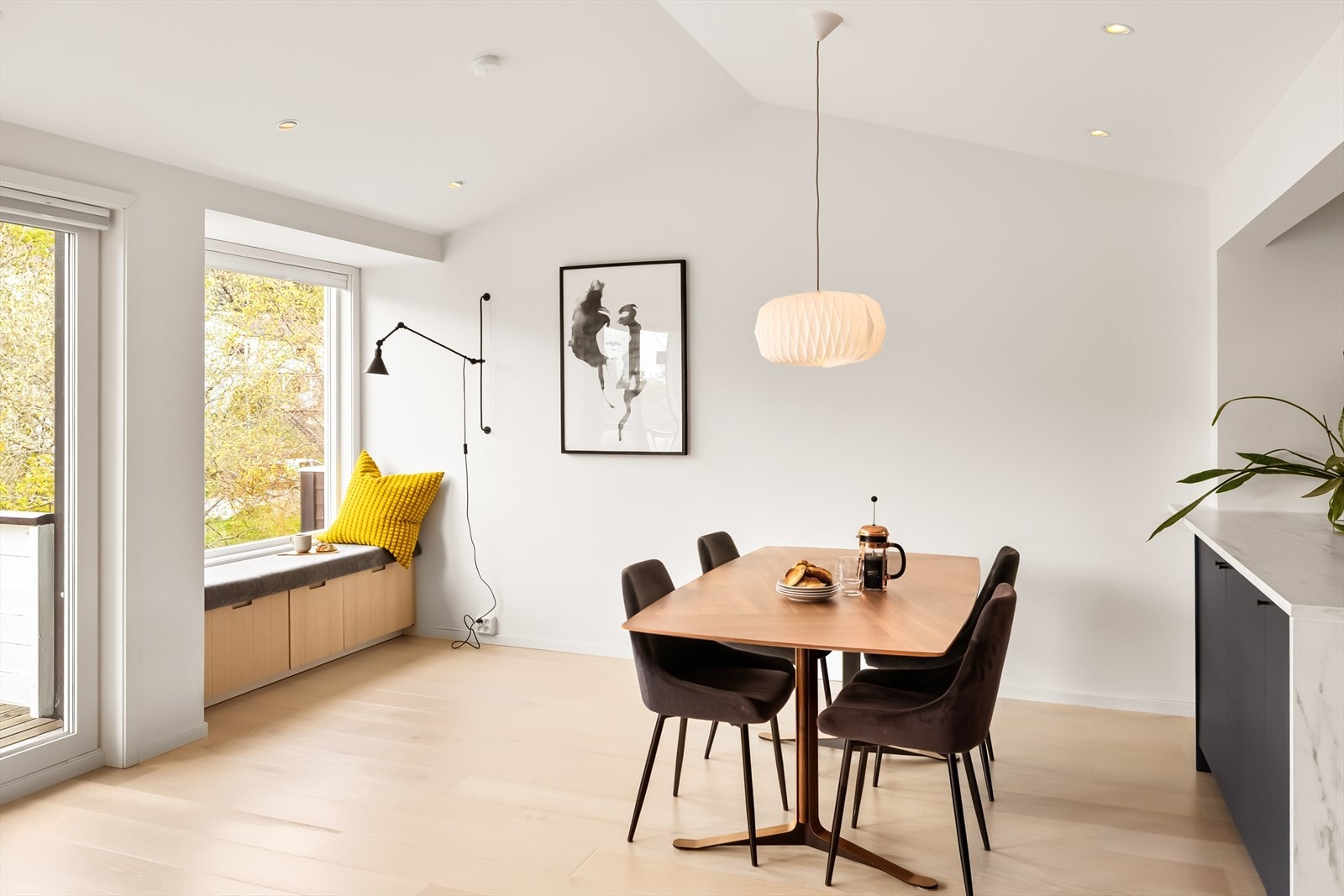 Boligen er meget gjennomført, og har fine detaljer med innfelte innfelte spotter i tak. Galleribilde