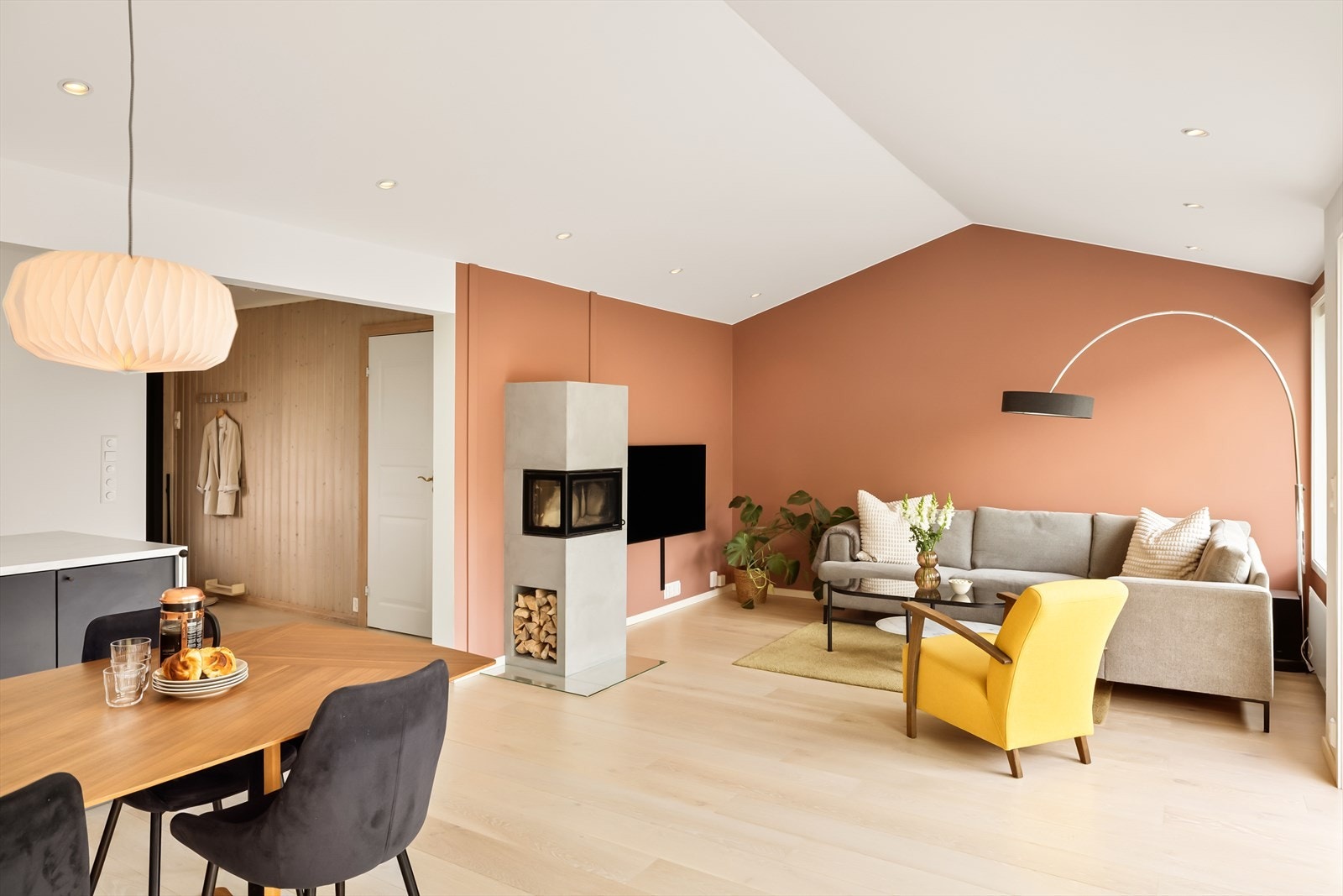 Flott rekkehus med fine lekre gulv og fine fargevalg. Galleribilde