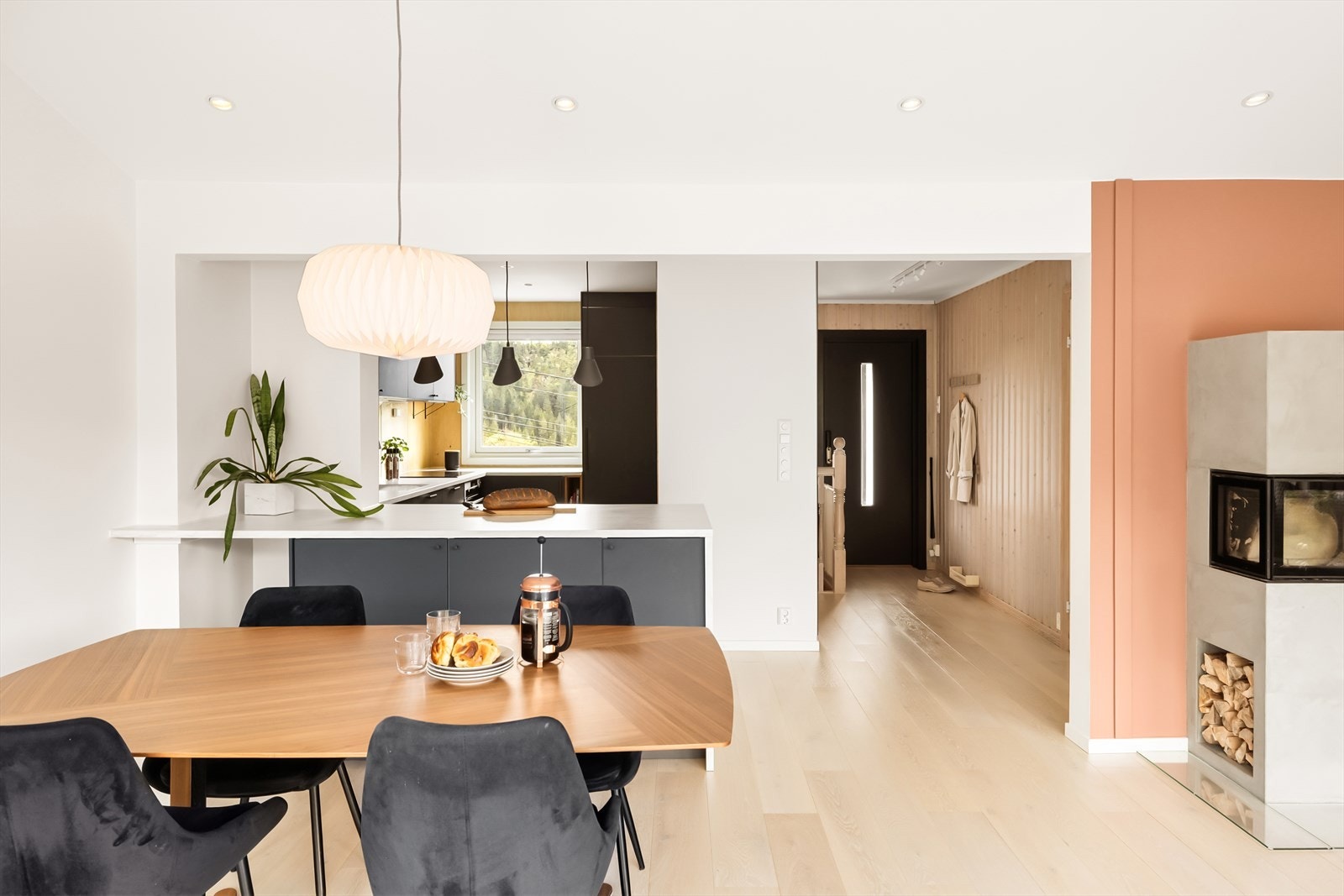 Boligen er enkelt å møblere og har naturlige soner. Galleribilde