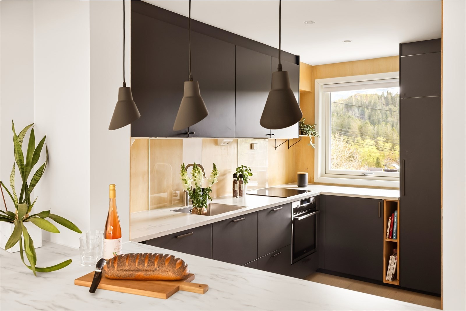 Minimalistisk og stilrent kjøkken fra Ikea, supplert med glatte fronter fra Noremax. Galleribilde