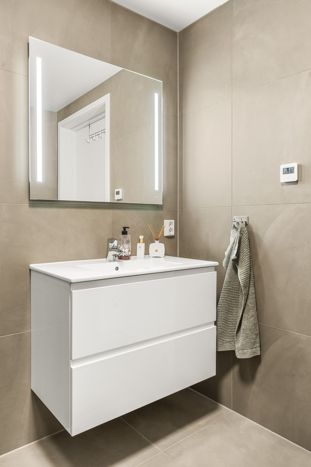 Badet har vannbåren varme i gulvet og er tilknyttet boligens balanserte ventilasjonsanlegg. Galleribilde
