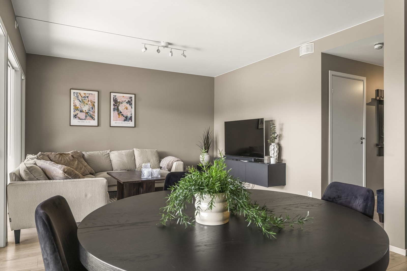 Vinduene er utstyrt med tre-lags energiglass, som sikrer god isolasjon og komfort. Galleribilde
