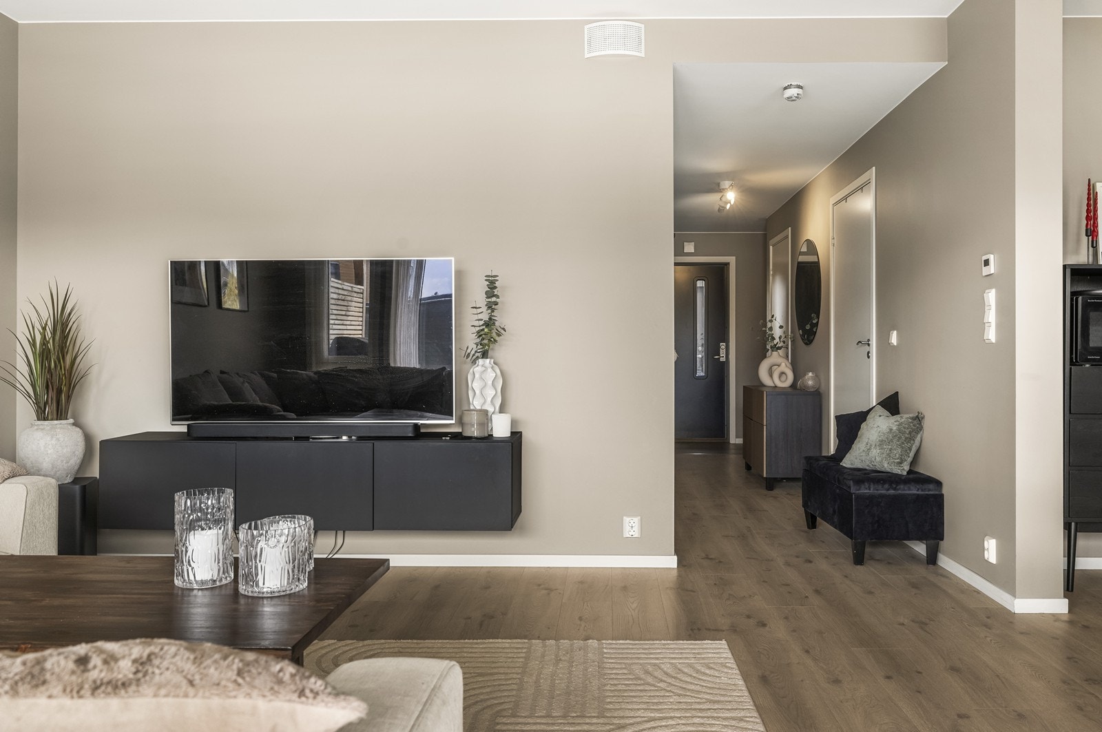 Entréen har praktiske fliser på gulvet og leder videre inn i leilighetens øvrige rom. Galleribilde