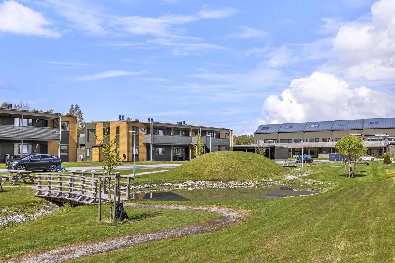 Fellesområdene er pent opparbeidet med gressplen, beplantning og asfalterte gangarealer. Galleribilde