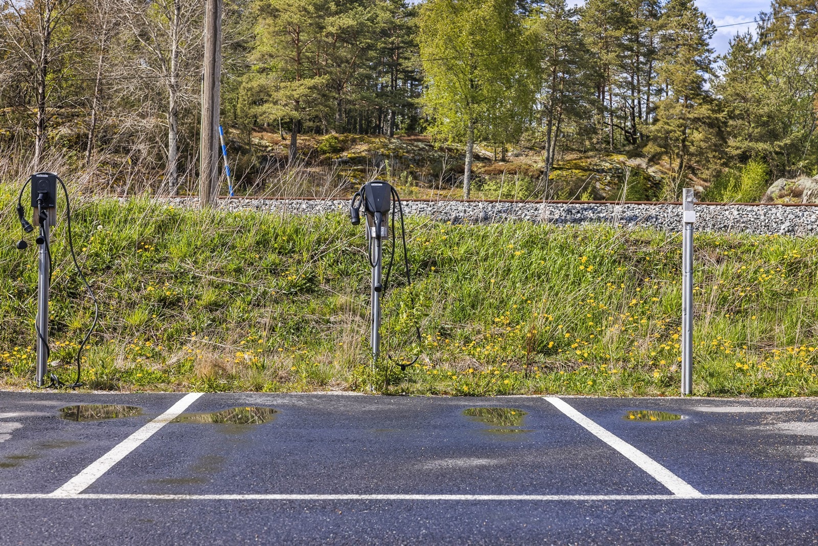Sameiet har tilrettelagt for elbillading på felles parkeringsplass. Galleribilde