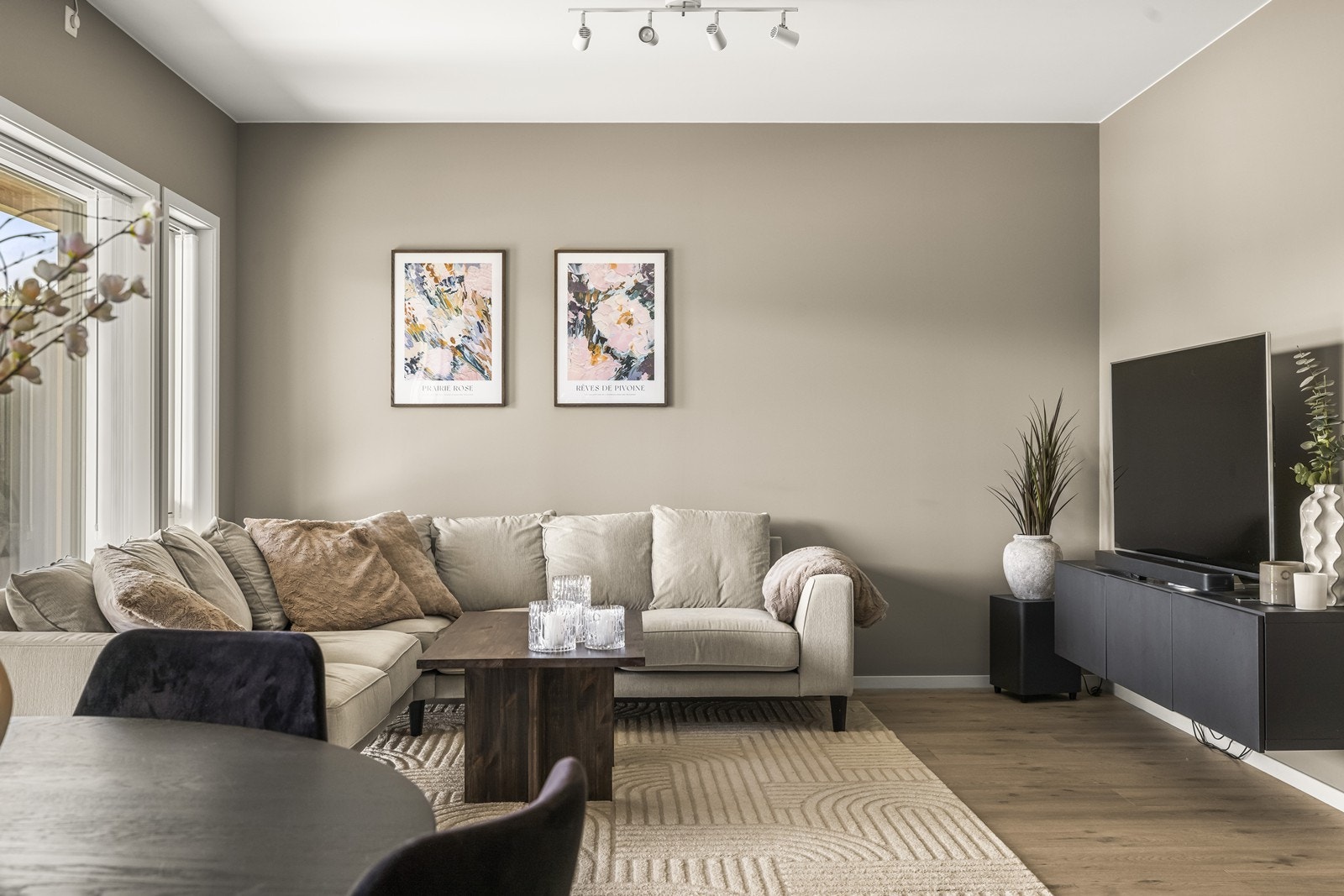 Stuen har laminatgulv og malte, slette overflater, som gir et stilrent uttrykk. Galleribilde