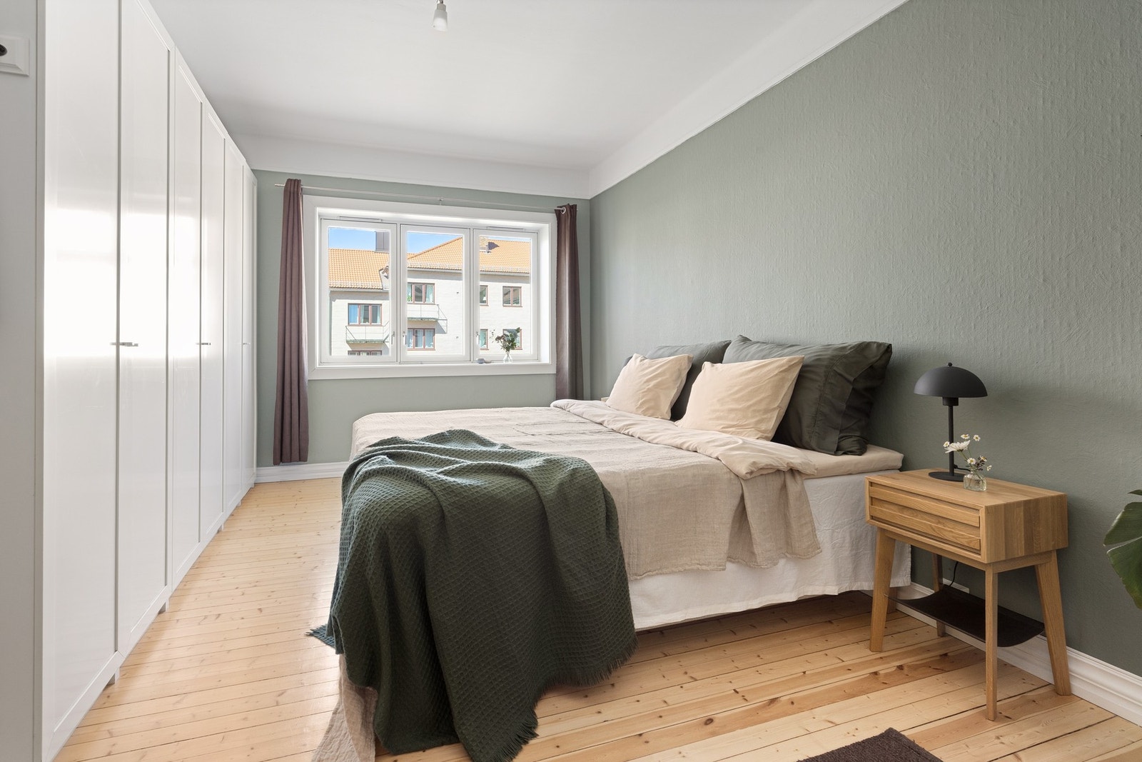 Leiligheten har et fint soverom som vender mot rolig bakgård. Galleribilde