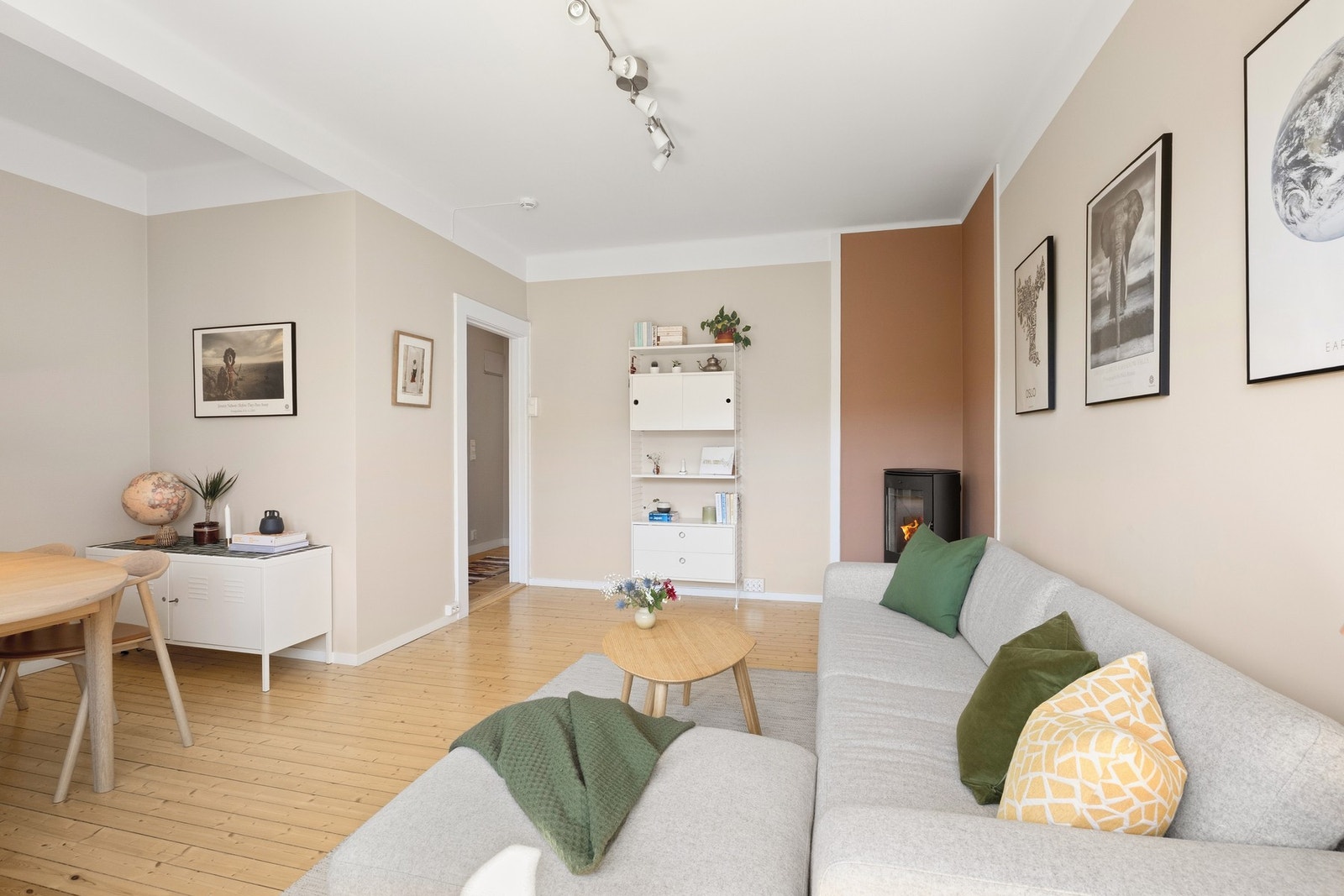 Stuen har gode møbleringsmuligheter med plass til sofagruppe, spisebord og annet møblement. Galleribilde