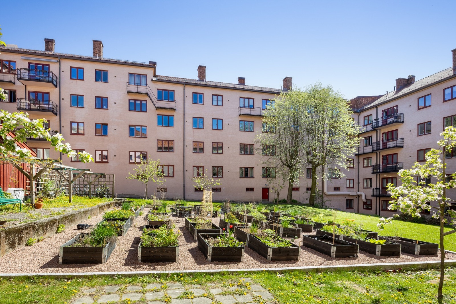 Beliggenheten er ettertraktet, fredelig og tilbaketrukket, men samtidig med kort vei til butikker, serveringssteder og kollektivtilbud. Galleribilde
