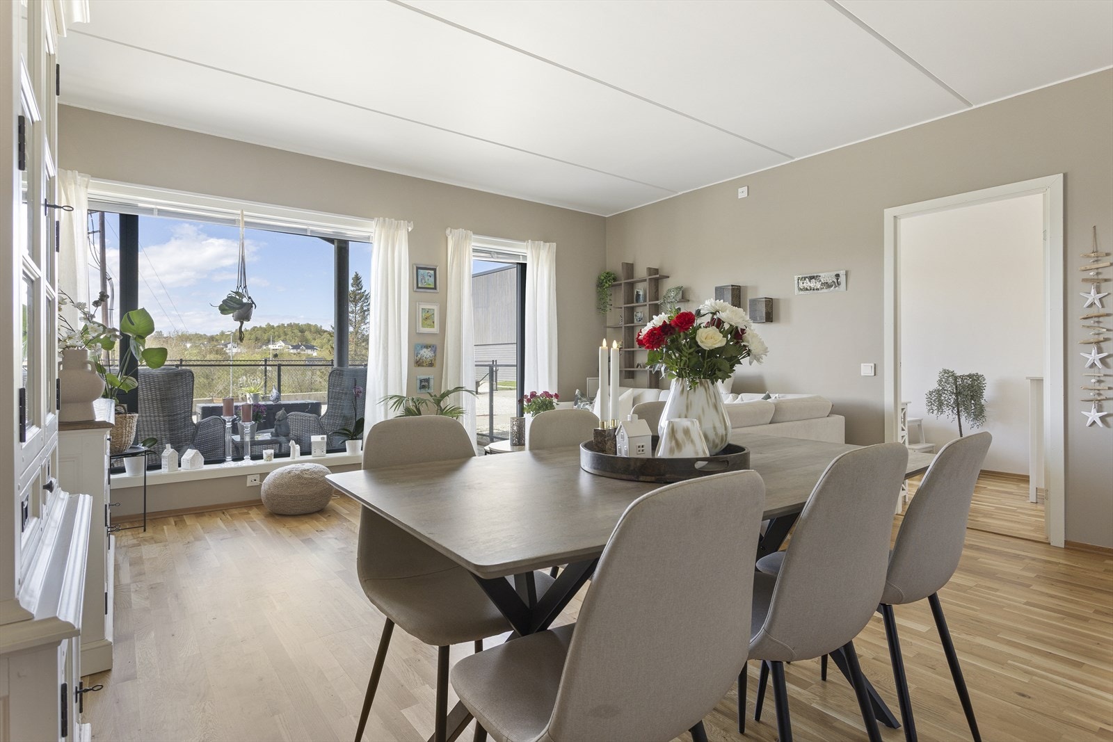 Stuen er romslig med utgang til terrassen. Galleribilde