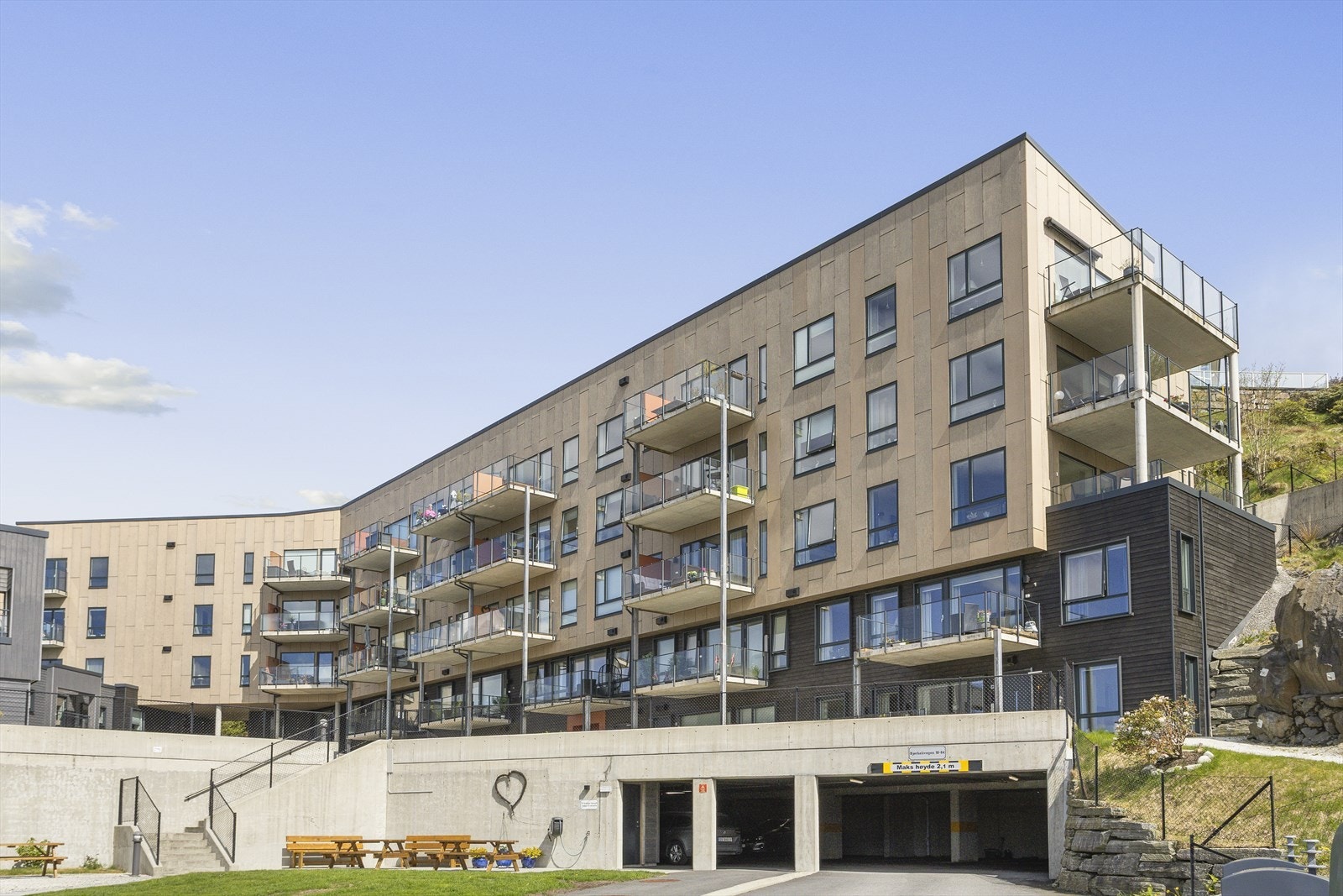Nyere treroms med to soverom, to bad og fast garasjeplass. Galleribilde
