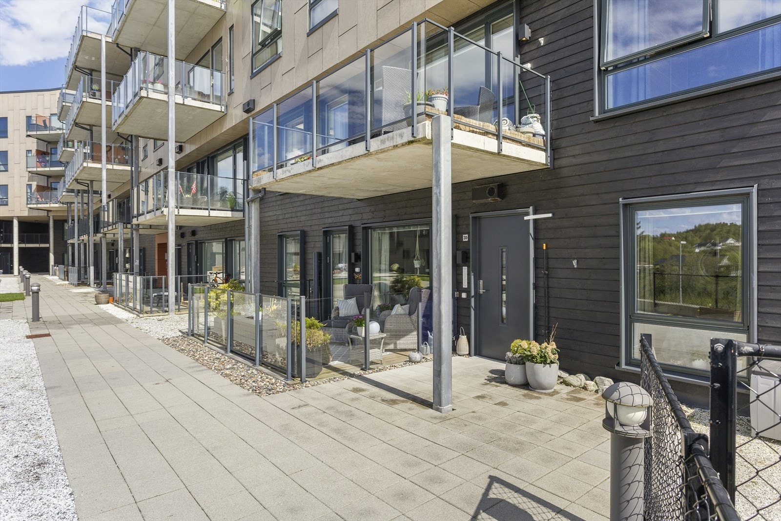Innglasset uteplass og stort fellesområdet i sameie. Galleribilde