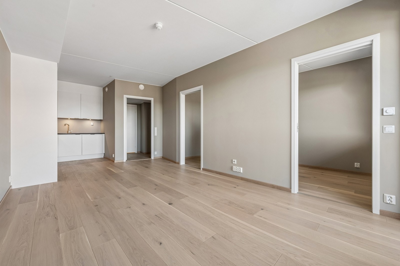 Eik parkett på alle gulv, glatte malte vegger, skyvedører inn til soverom. Galleribilde