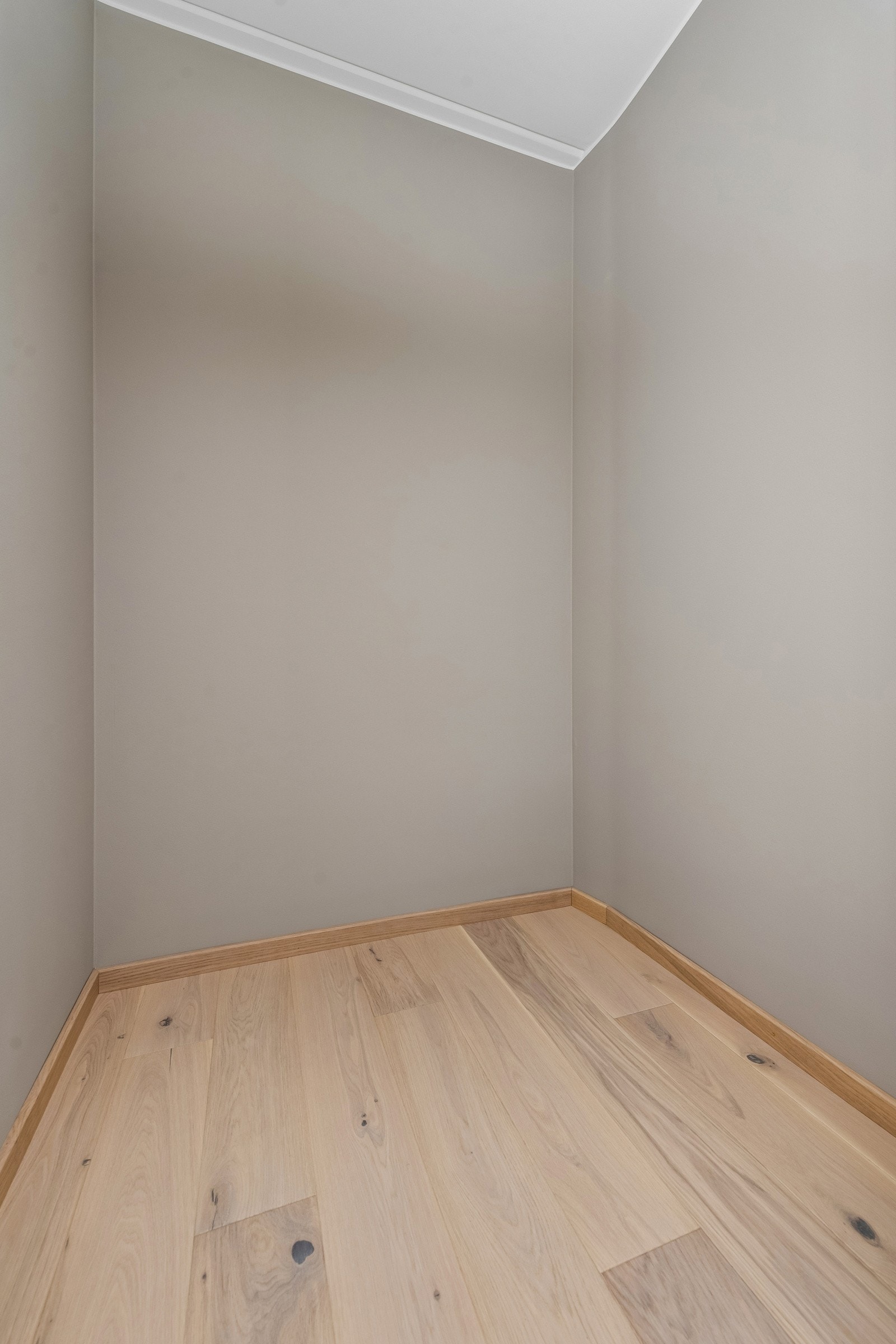 Utrolig praktis med eget garderobe/walk-in rom eller nyttes som lite kontor. Galleribilde