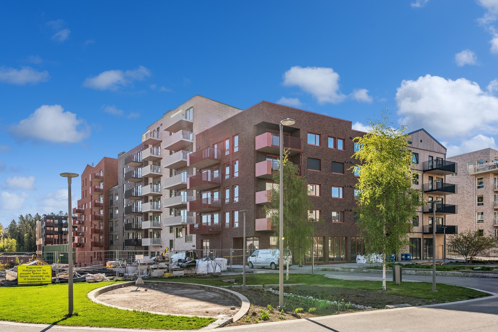 Idyllisk og familievennlig område med kort vei til alt fra senter til buss, tog og t-bane. Galleribilde