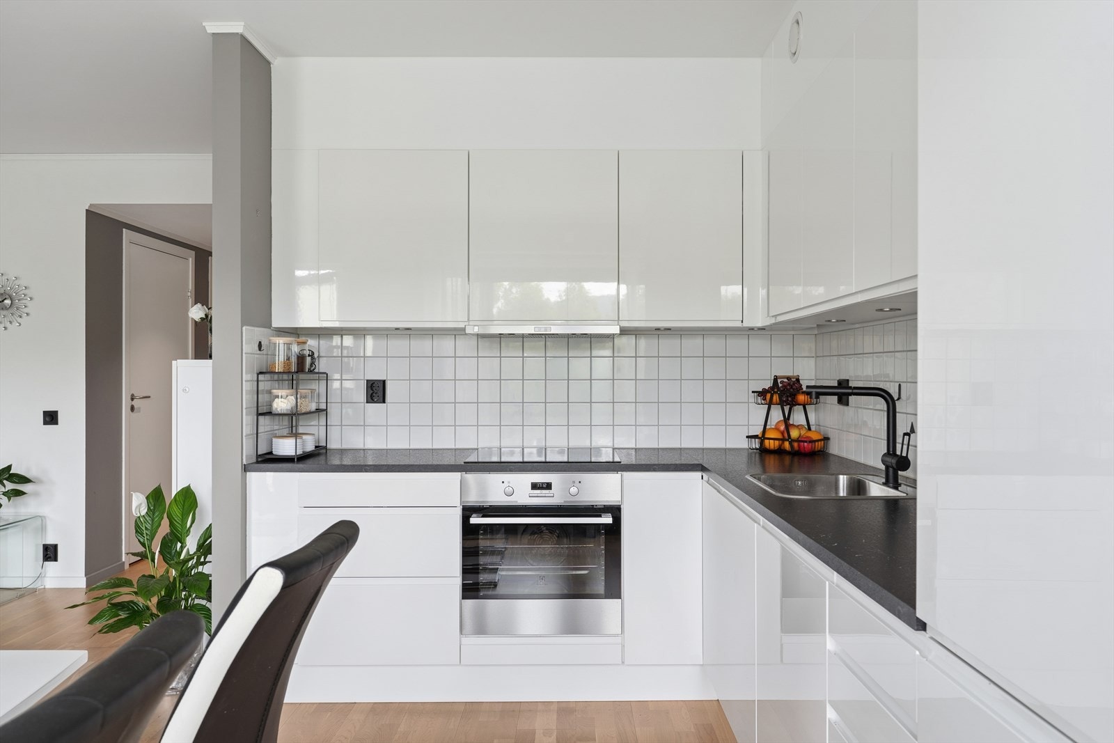 Kjøkkenet er utstyrt med integrert stekeovn, platetopp, oppvaskmaskin og kjøl-/fryseskap. Avtrekk går via det balanserte ventilasjonsanlegget. Galleribilde