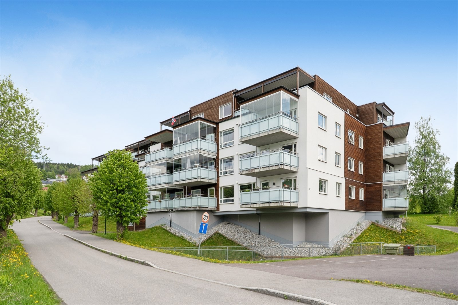 Leiligheten ligger i et bygg fra 2018 (3.etg), med en sentral og samtidig tilbaketrukket plassering i Lierbyen. Galleribilde