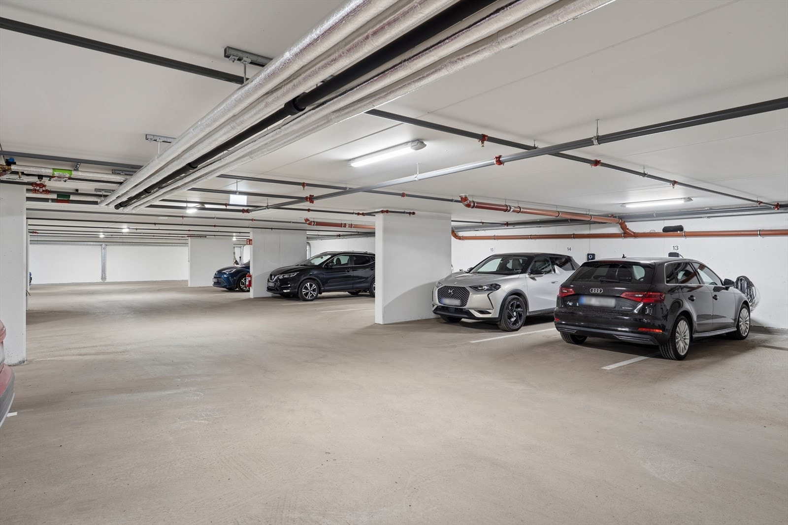 I felles garasjeanlegg medfølger én parkeringsplass med el-bil lader, montert i 2024. Galleribilde