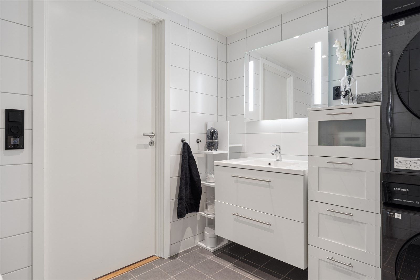 Moderne baderomsinnredning med og vegghengt toalett. Galleribilde