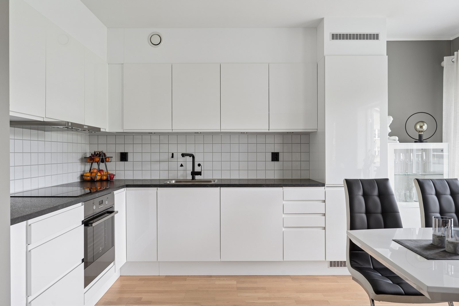 Kjøkkeninnredning fra AUBO med glatte fronter og laminatbenkeplate. Blandebatteriet ble byttet i 2023. Galleribilde