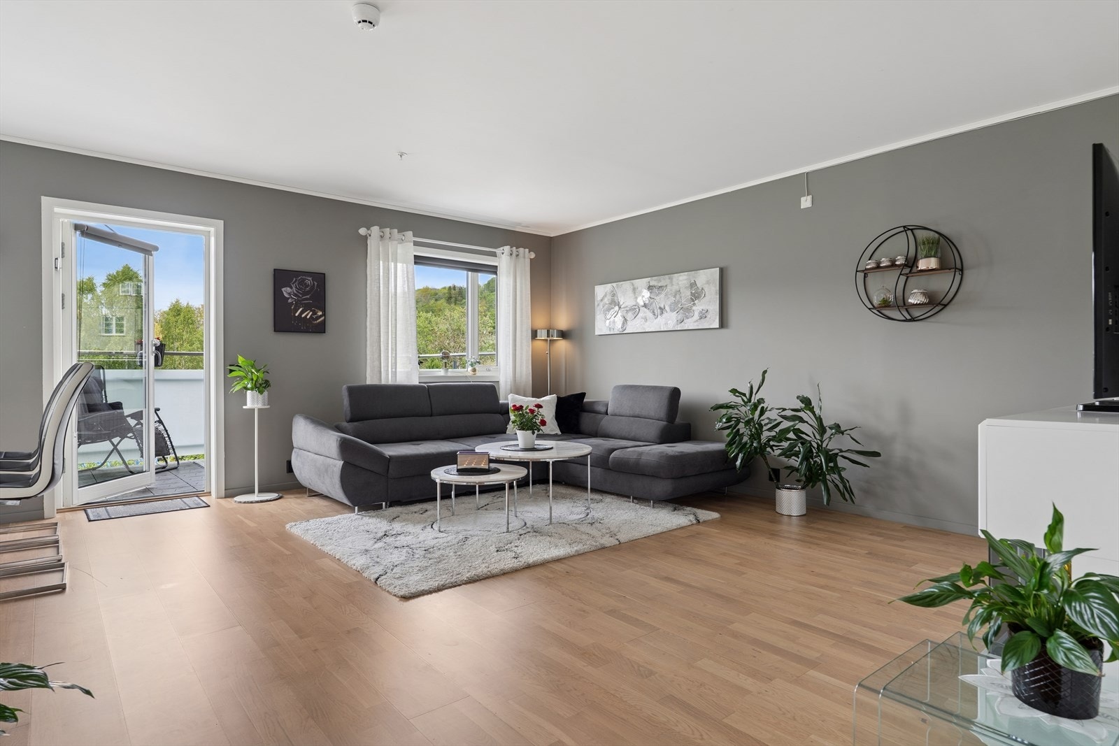 Stuen har god plass til sofagruppe og direkte utgang til en romslig balkong. Galleribilde