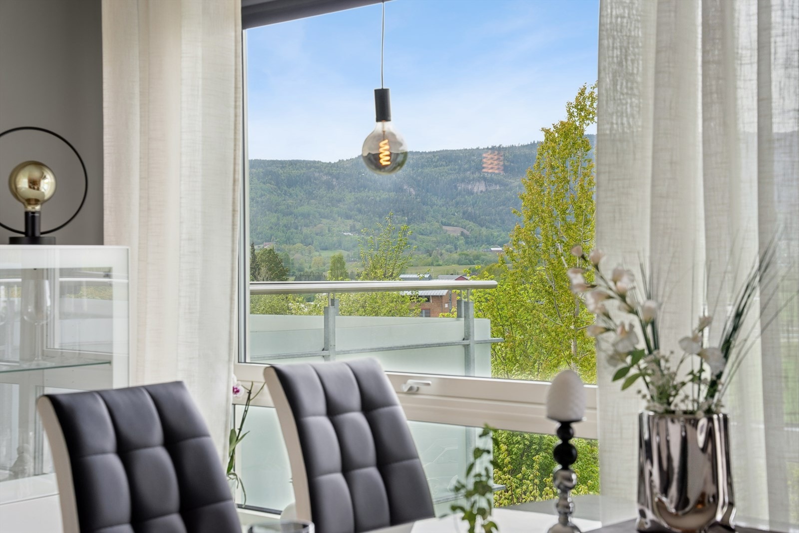 Utsikt fra leiligheten mot det frodige landskapet som omkranser Lierbyen. Galleribilde