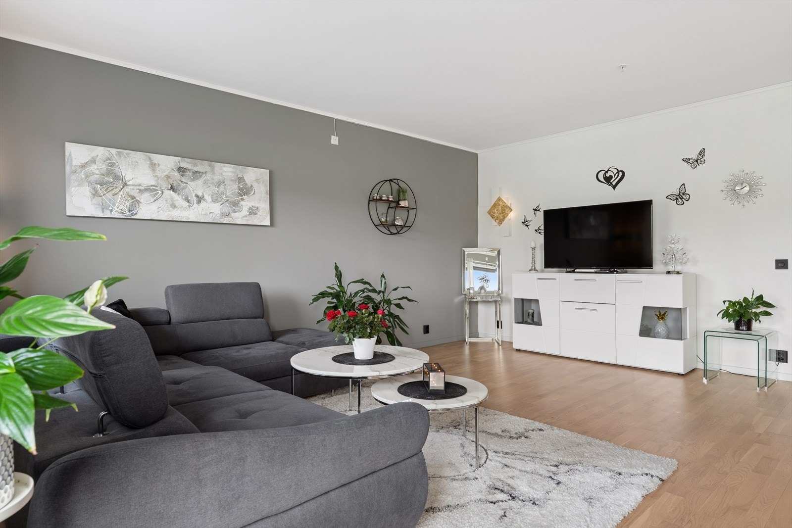 Vannbåren varme fra fjernvarmeanlegg sørger for oppvarming via radiatorer. Galleribilde
