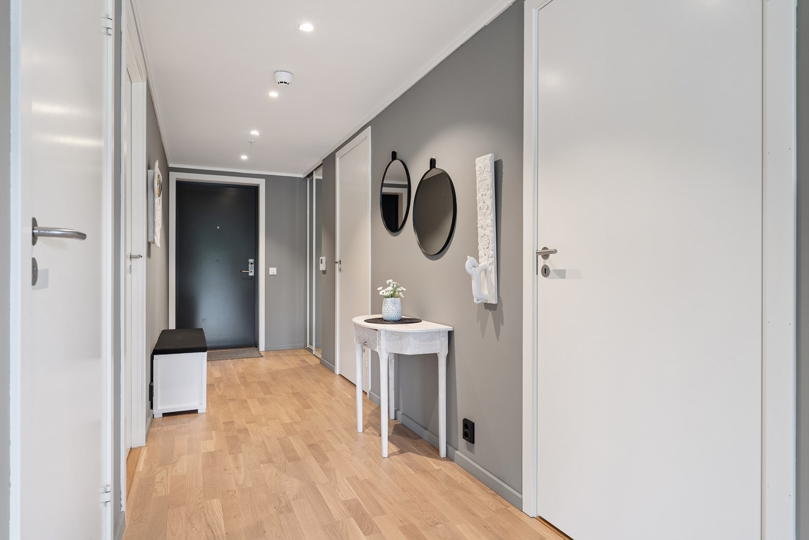 Velkommen inn! Lys og hyggelig entré med downlights i tak. Galleribilde