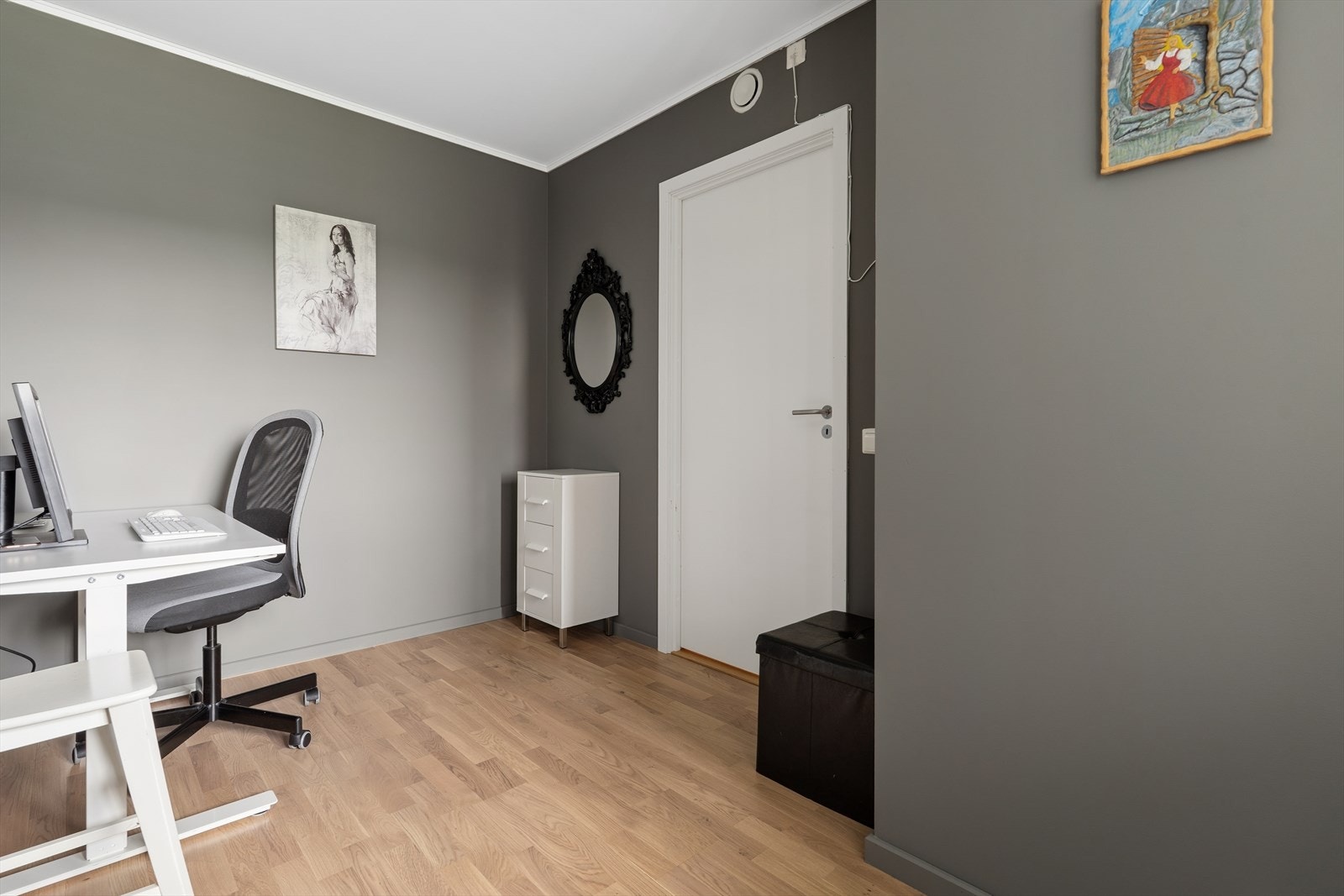 Også dette rommet har parkettgulv og radiator tilknyttet fjernvarmeanlegget. Galleribilde