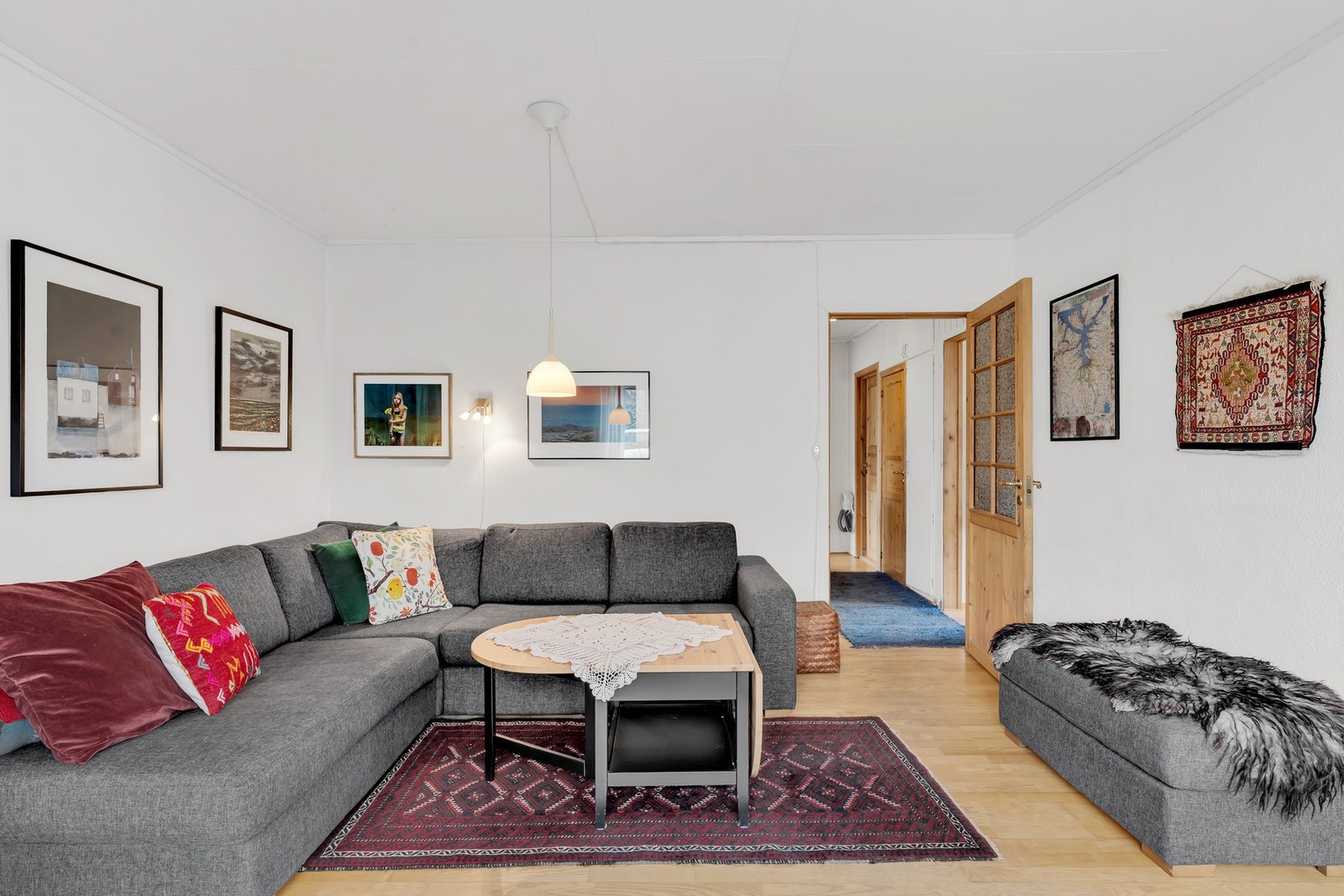 Lyse overflater og god plass til møblement. Galleribilde