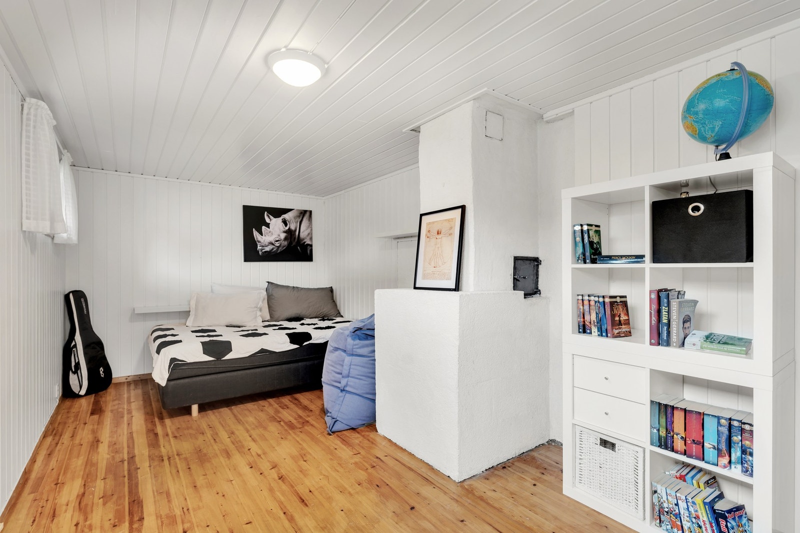 Underetasjen er innredet med gang og to rom som har vært benyttet som soverom (ikke godkjent). Galleribilde