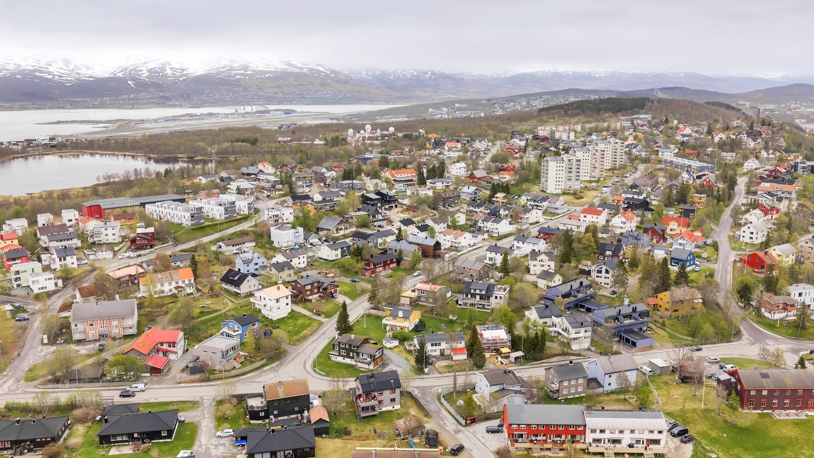 Boligen ligger i et eldre, veletablert boligområde med kun ca. 6-7 minutters gange til Tromsø sentrum med alle fasiliteter. Galleribilde