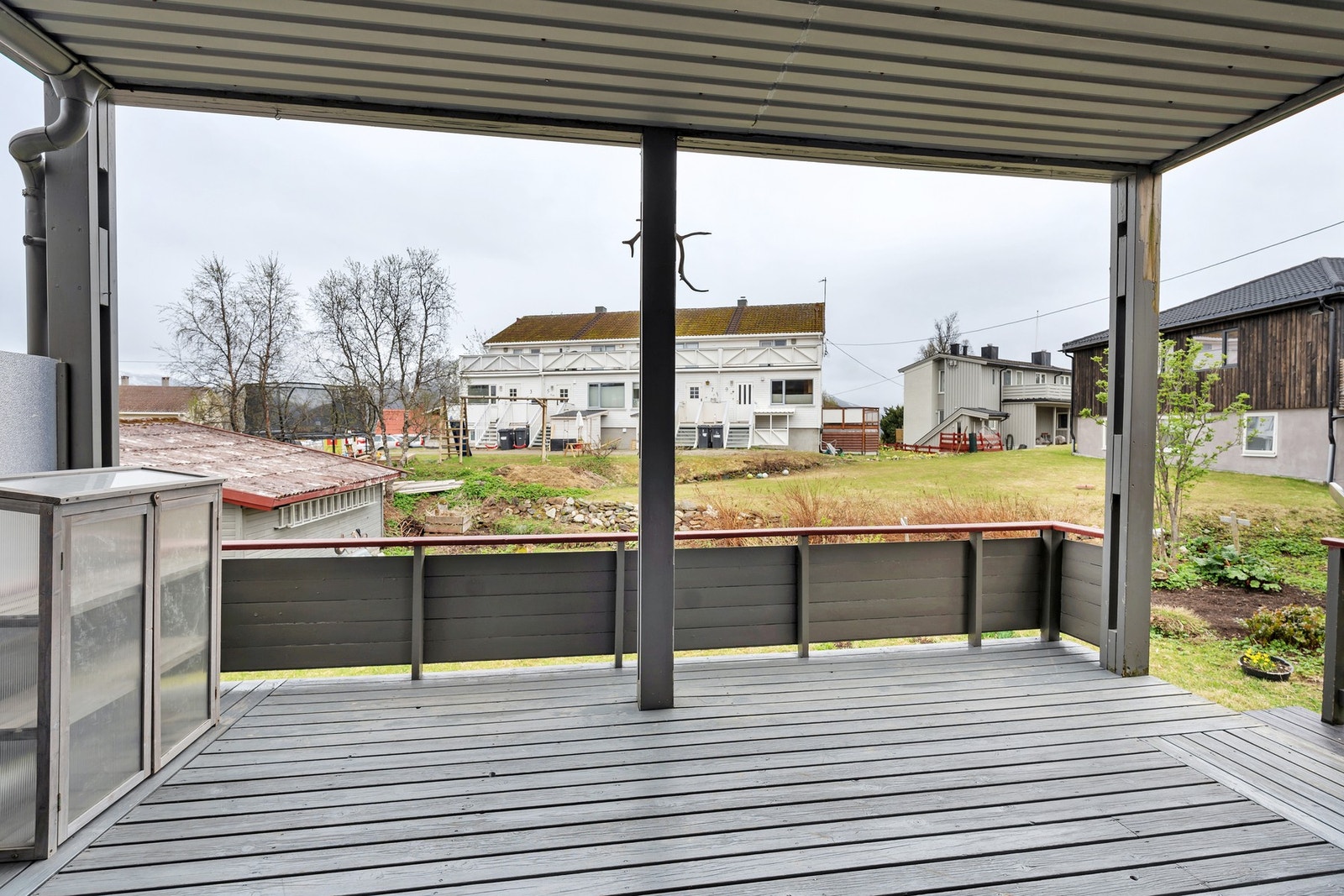 Balkongen er vendt inn mot rolig og hyggelig del av nabolaget. Galleribilde