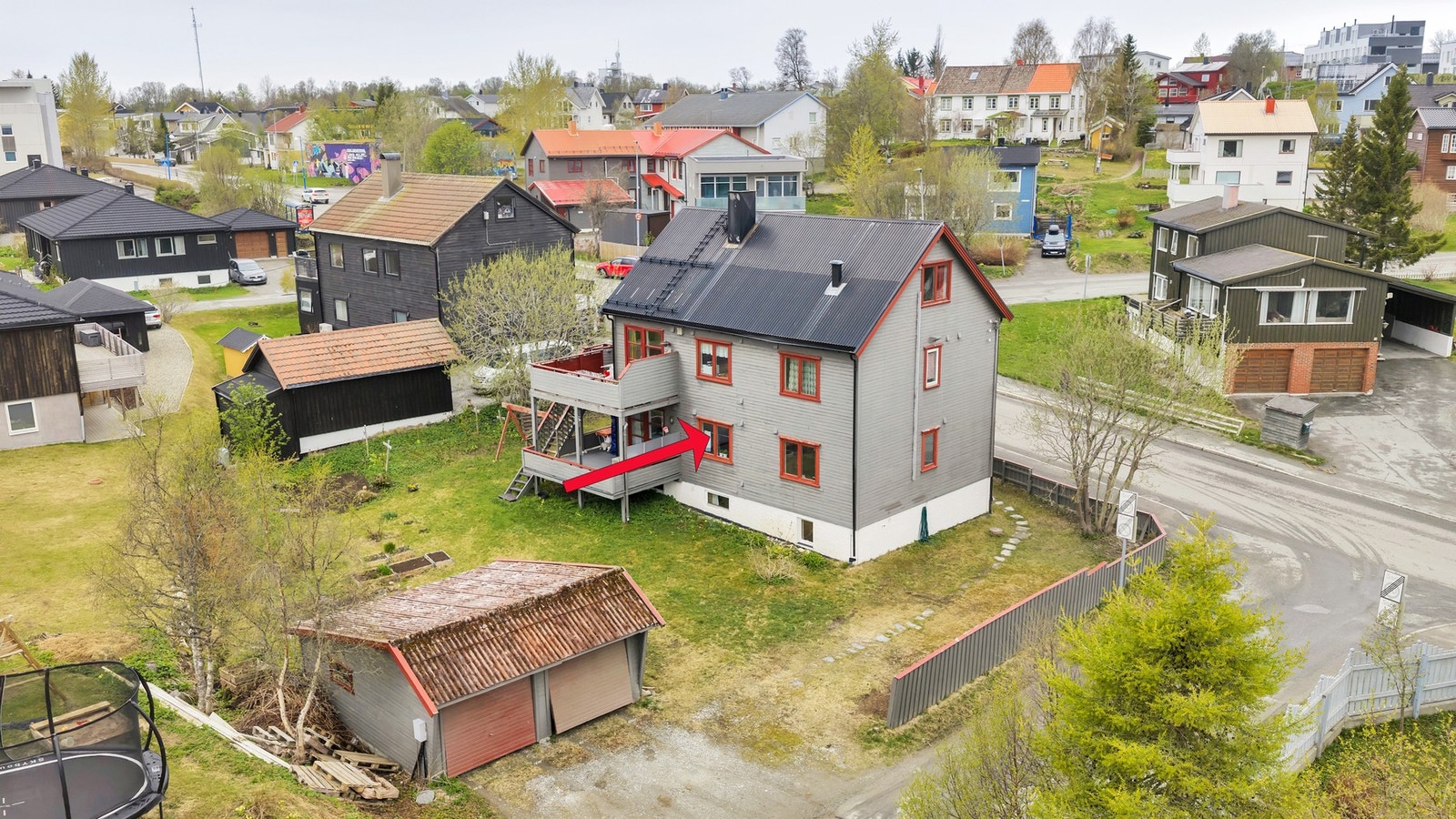 God parkering i halvpart av dobbelgarasje samt plass foran. Galleribilde