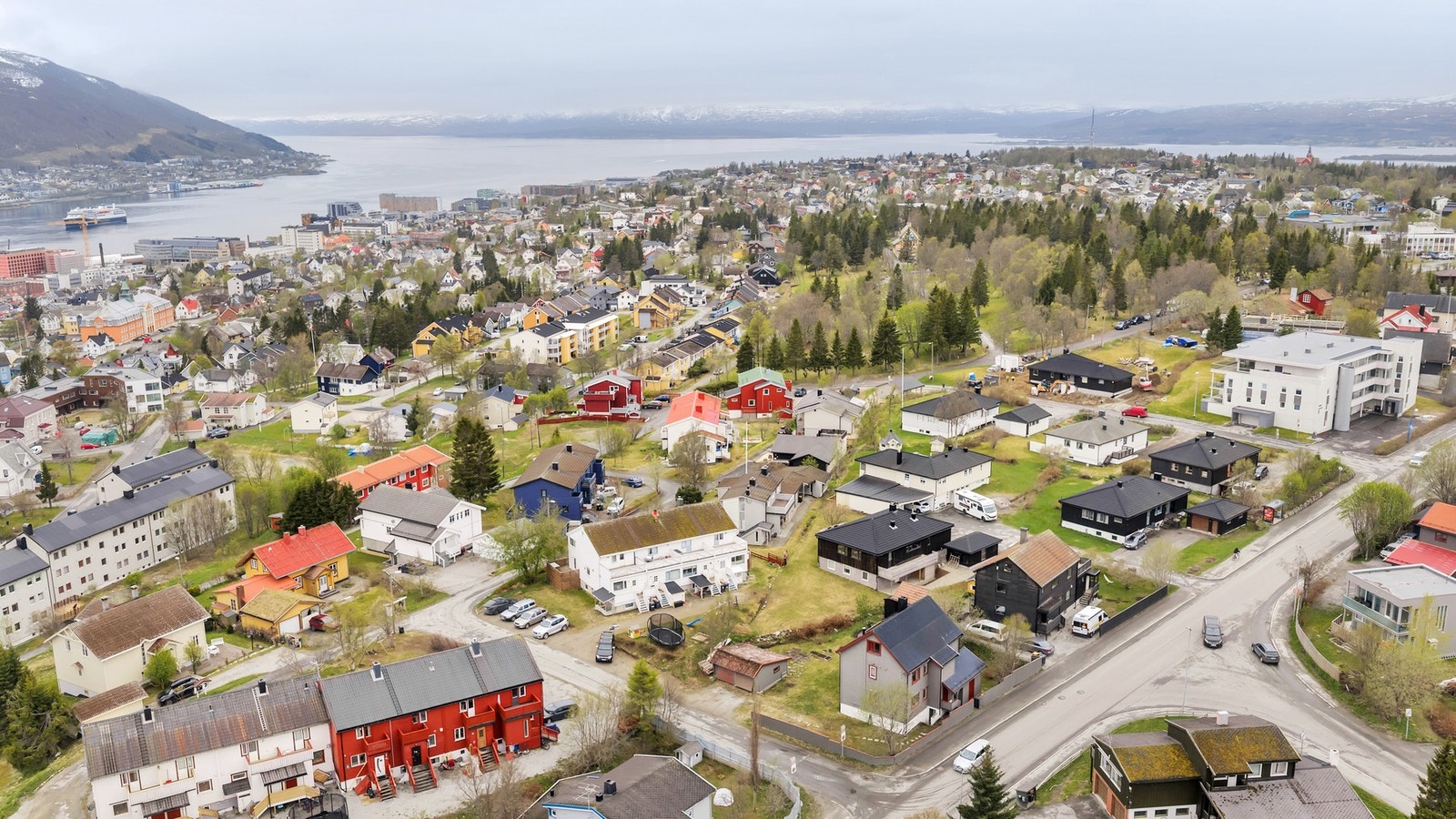 Det er også kort vei til Prestvannet og Charlottenlund, samt omliggende friområder med turløype. Galleribilde