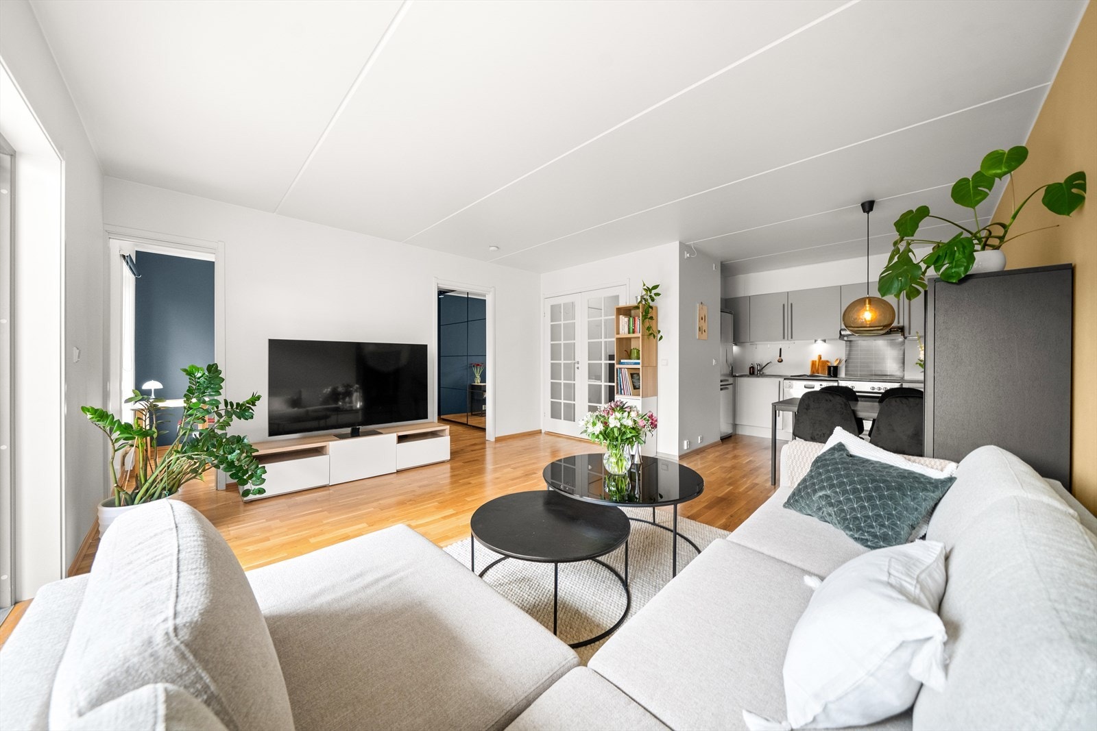 Her ligger alt til rette for å flytte rett inn eller med enkle grep sette sitt eget preg på rommet. Galleribilde