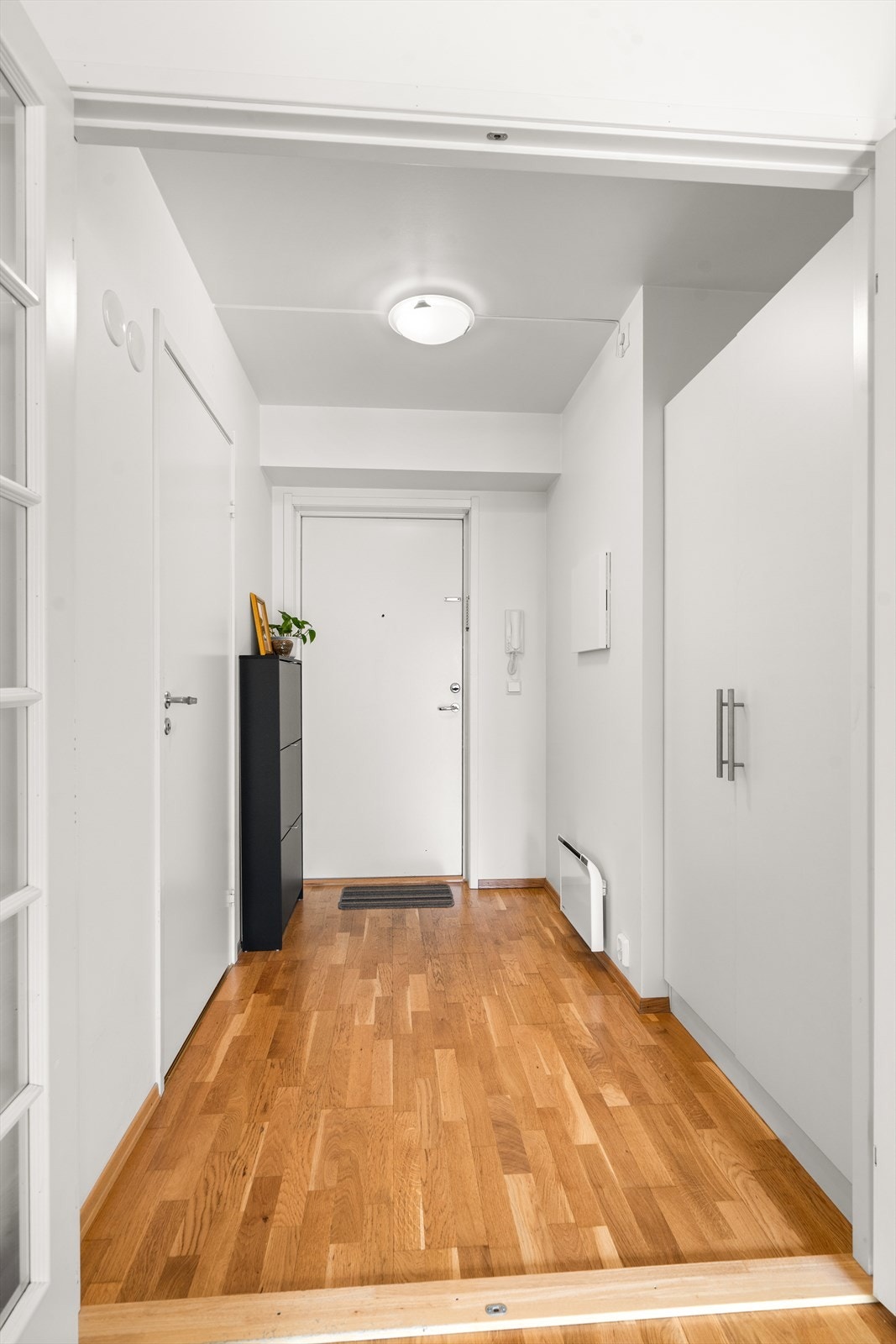 Man ønskes velkommen inn av en lys og hyggelig entré med plass til å henge av seg yttertøyet og sette fra seg sko. Leiligheten er tilknyttet felles callinganlegg. Galleribilde