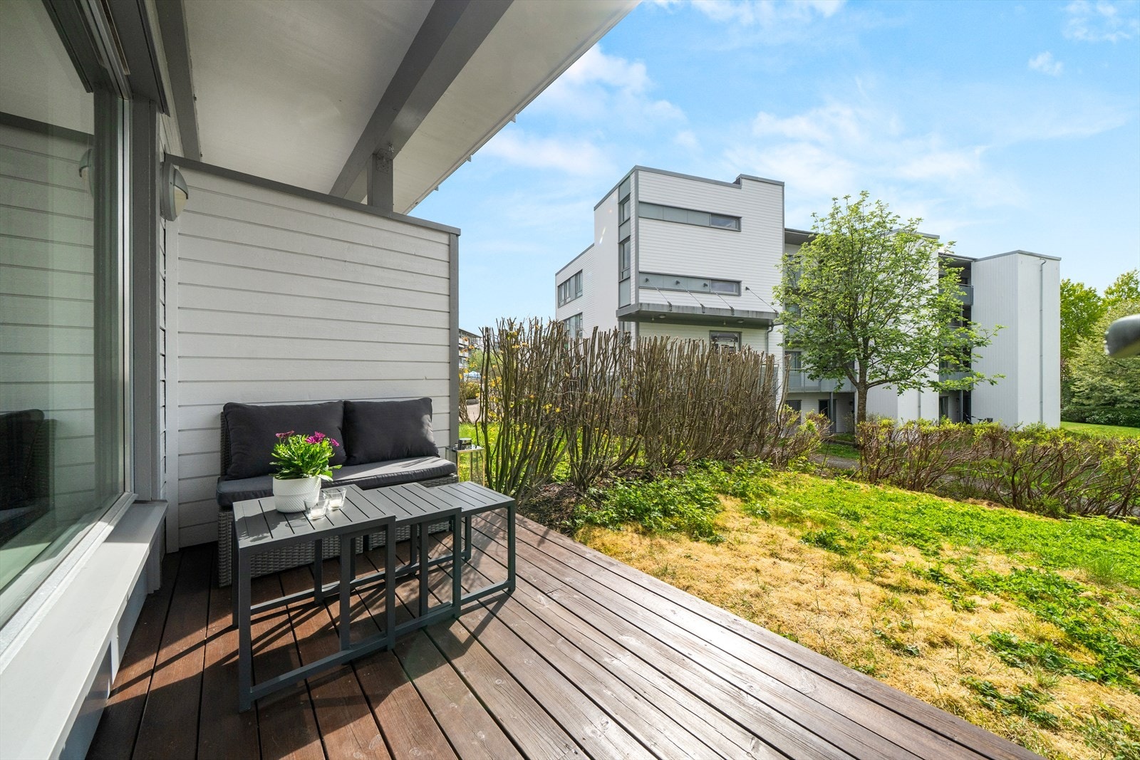 Uteområdet fungerer som en forlengelse av stuen på sommerhalvåret. Galleribilde