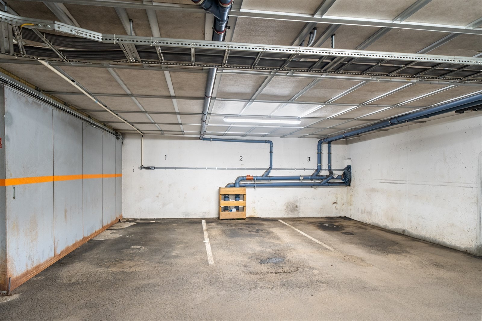 Det medfølger en parkeringsplass i felles garasjekjeller. Enkel ankomst til garasje via trapp eller heis fra boligen. Galleribilde